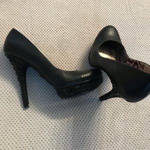 Black pumps